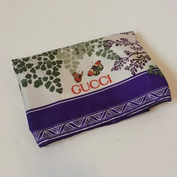 Vintage GUCCI silk scarf - Picture 4 of 10